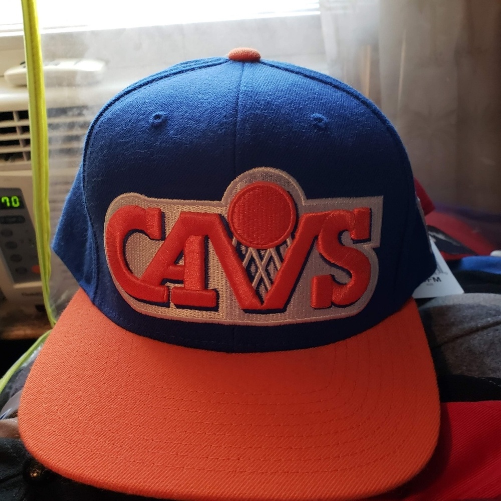 MULTIPLE SNAPBACKS HATS